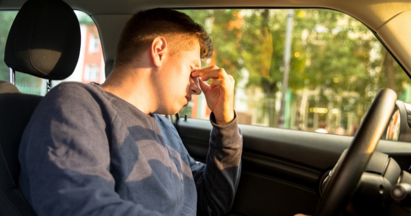 Homme fatigué au volant de sa voiture