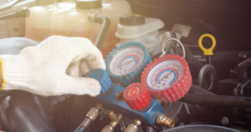 Opération de recharge en gaz de la climatisation voiture