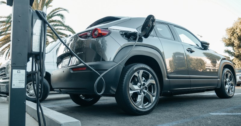 Voiture électrique en charge sur une aire d'autoroute