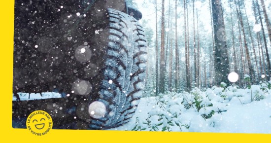 roue équipée de pneu hiver sur route enneigée