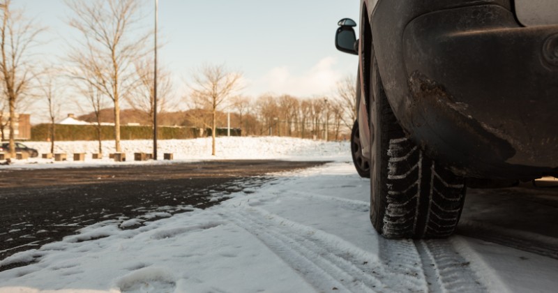 Pneu hiver 3PMSF monté sur une voiture, sur chaussée enneigée