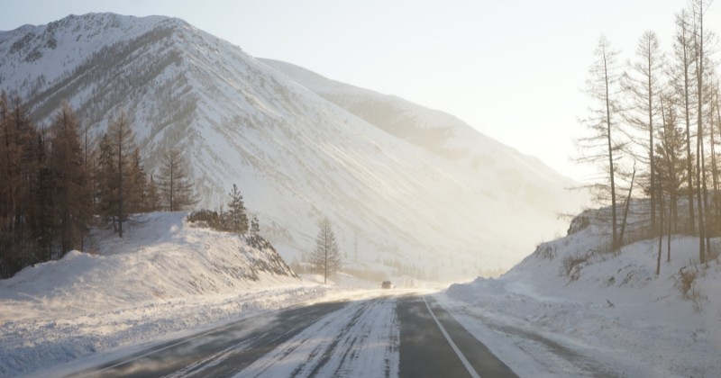 Route de montagne avec neige et verglas